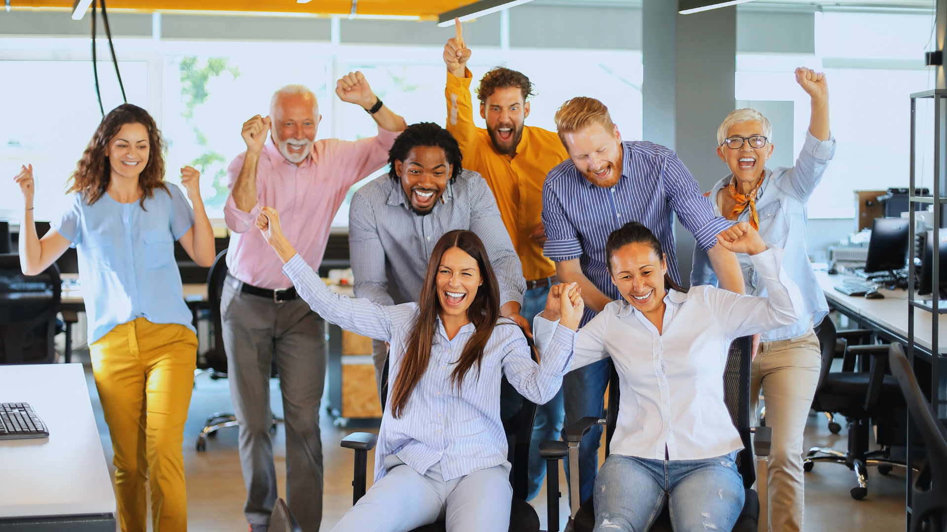 Energiek HR-team dat samenwerkt met focus en plezier in een kantooromgeving